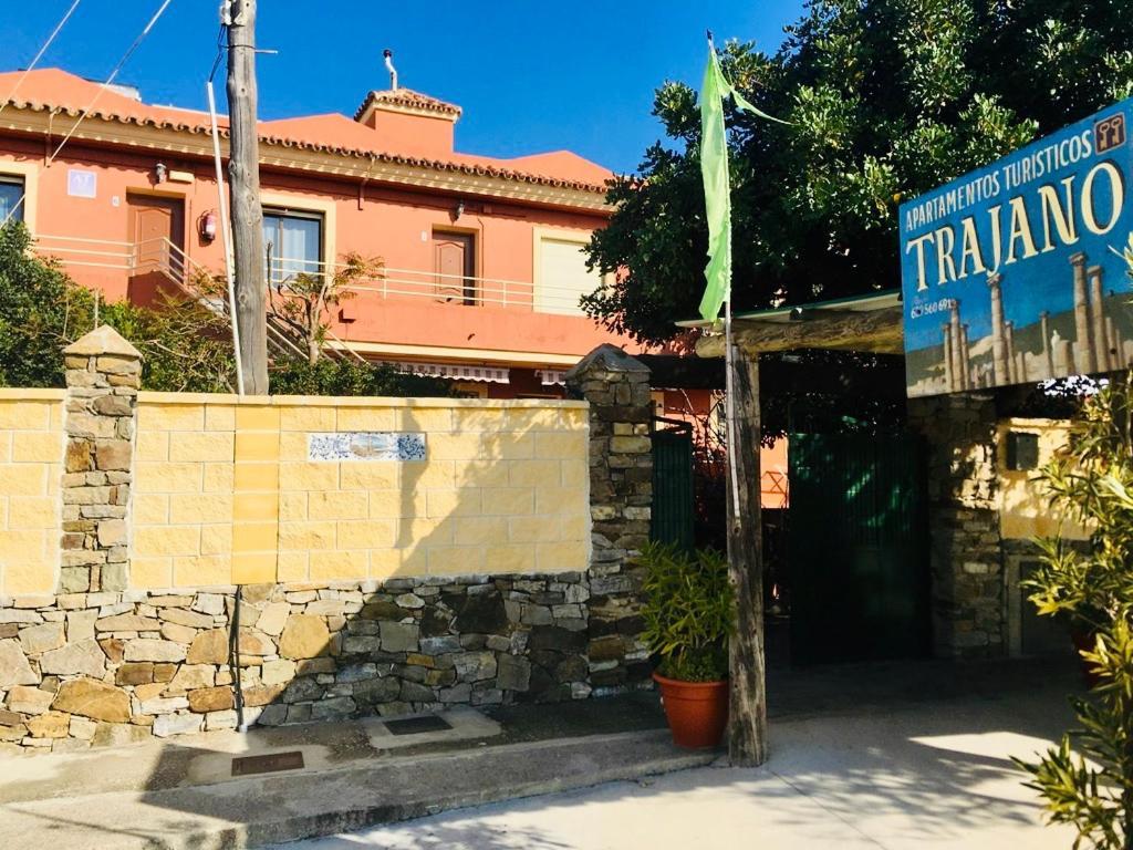 Apartamentos Turisticos Trajano Bolonia Bagian luar foto